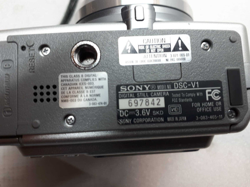 Sony Cyber-Shot DSC-V1 5.0 Mega Pixel Digital Camera w/ 4X Zoom Q&