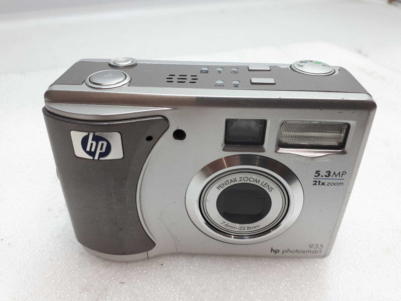 HP PhotoSmart 935 5.3MP Digital Camera - Silver - Model Q2214A &