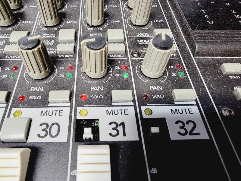 Mackie 32.8 32-Channel 8-Bus Mixing Console (