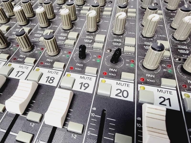 Mackie 32.8 32-Channel 8-Bus Mixing Console (