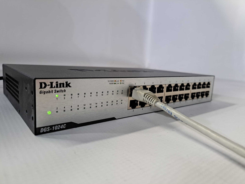 DLINK DGS-1024C 24-port Gigabit Unmanaged Rackmount Switch  )