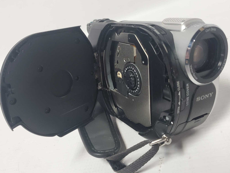 SONY DCR-DVD108 Mini-DVD Video Camera |