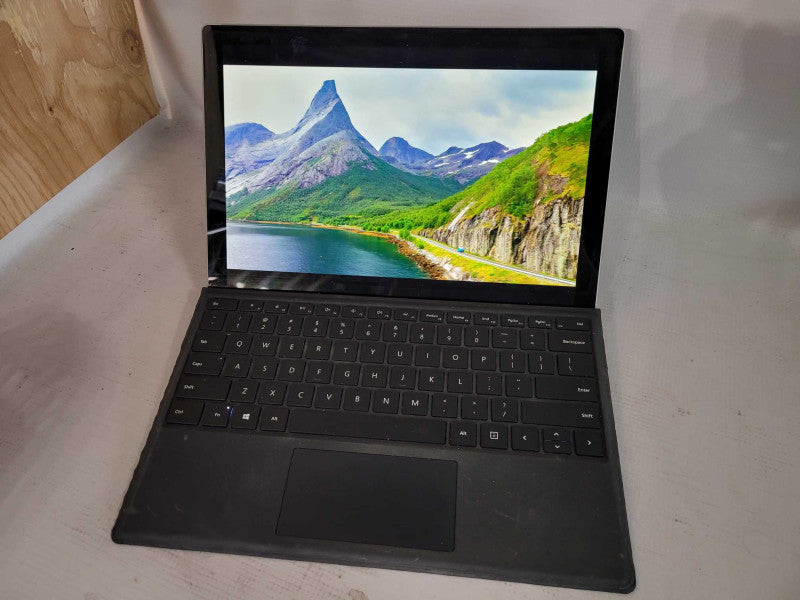 Microsoft Surface Pro 5 - i5-7300U 2.6GHz, 8GB RAM. 256GB SSD