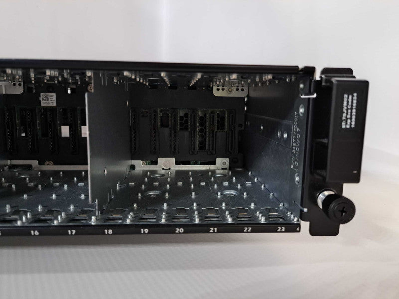 Dell Compellent SC220 Storage Array 24x 2.5\\" Bays No Controllers 2x PSU )