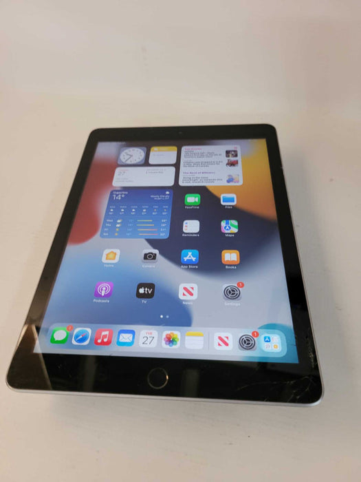 Apple iPad 9.7\\" 5th Gen 32GB - READ