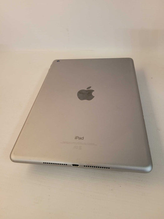 Apple iPad 9.7\\" 5th Gen 32GB - READ