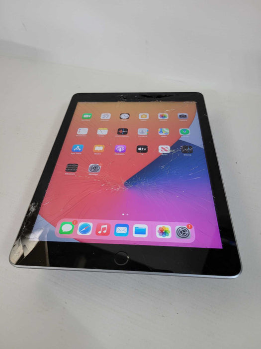Apple iPad 9.7\\" 5th Gen 32GB - READ