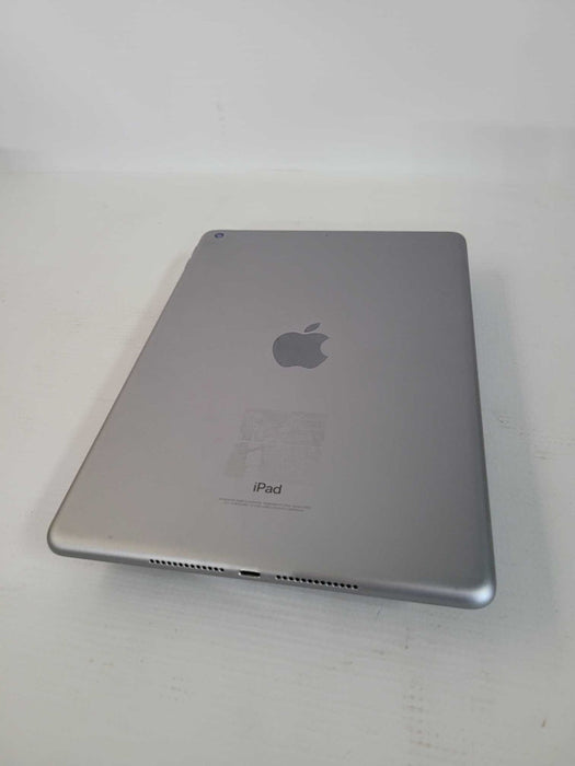 Apple iPad 9.7\\" 5th Gen 32GB - READ