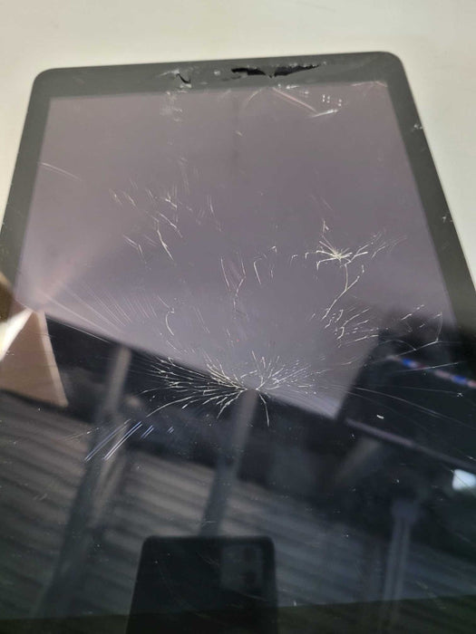 Apple iPad 9.7\\" 5th Gen 32GB - READ