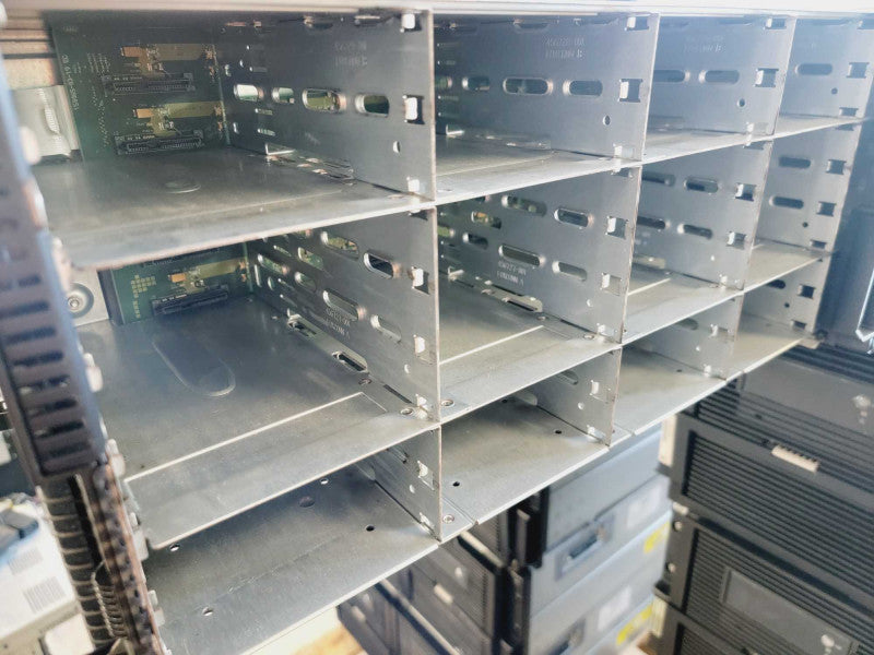 HP Storageworks D6000 Array - No Drives included - 70x 3.5\\" No HDD/Caddies Q(