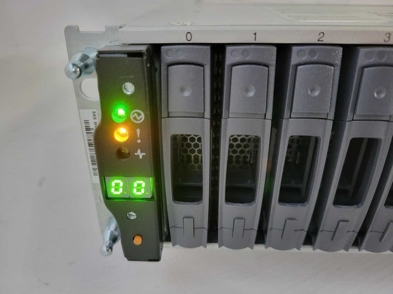 Netapp Naj-1001 sas array 24x 2.5\\" Slots / 2x controllers 6gbps / 2x PSU