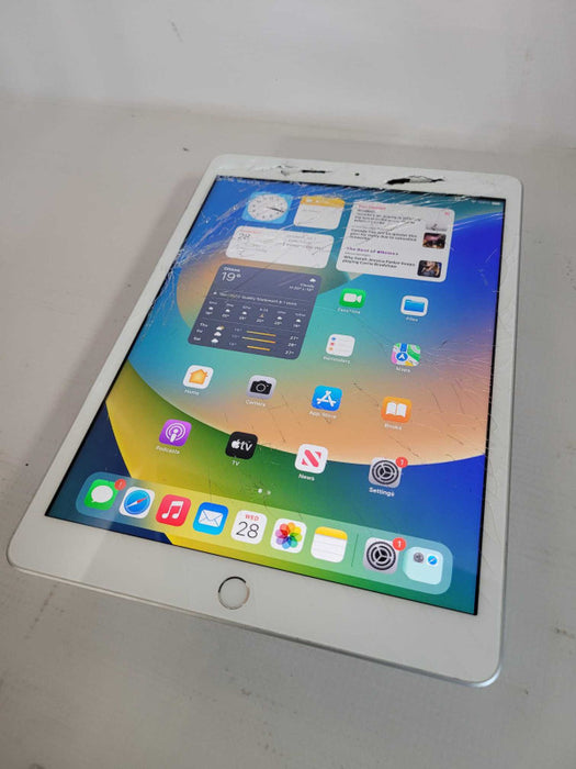 iPad 8th Gen 32GB - READ
