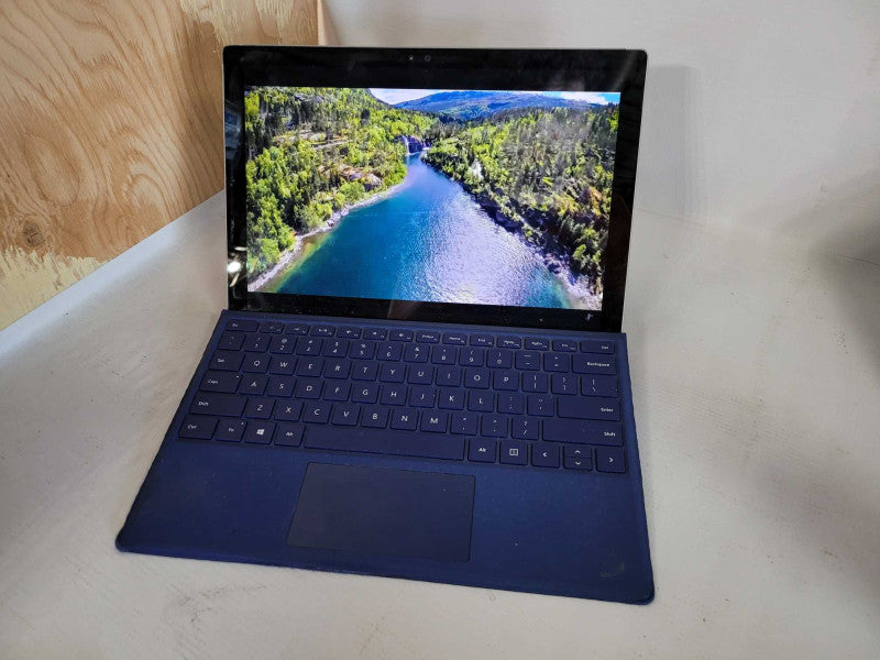 Microsoft Surface Pro 4 - i5-6300U 2.4GHz, 4GB RAM, 128GB SSD