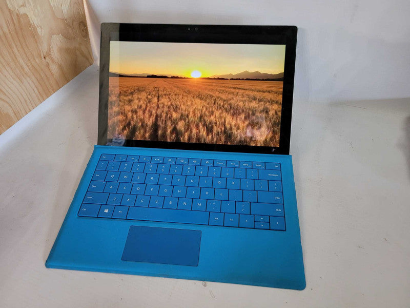 Surface Pro 4 - i5-6300U 2.4GHz, 8GB RAM, 256GB SSD - READ