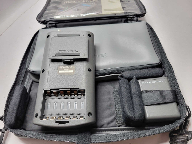 Fluke 652 LAN Cablemeter and 650R Remote with power adapter and cables _