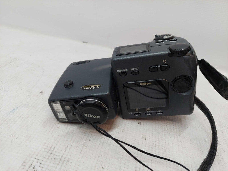 Nikon Coolpix E 990 3.34 Megapixels Digital Camera w/3x Zoom