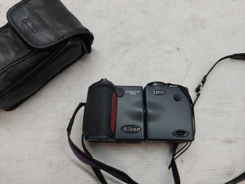 Nikon Coolpix E 990 3.34 Megapixels Digital Camera w/3x Zoom