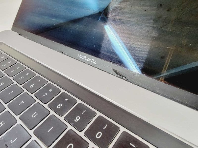 Apple Macbook 2017 15\\" Core i7-7820HQ @ 2.9GHz 16GB DDR3 500GB SSD Radeon 560 4GB (