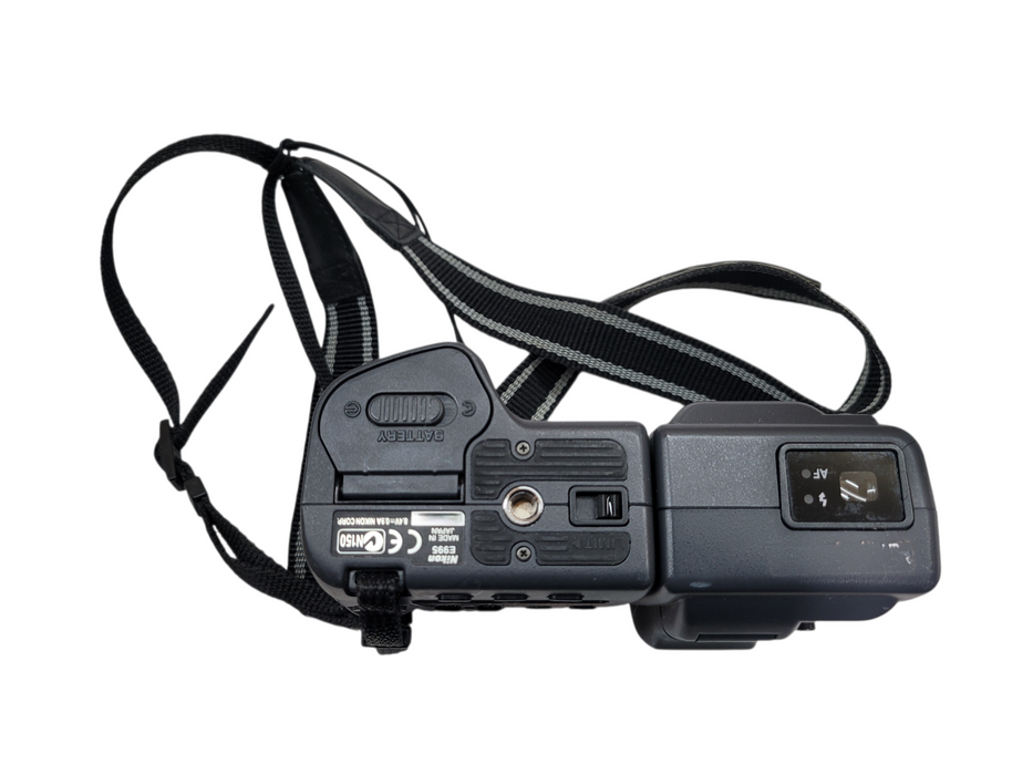 Nikon COOLPIX E995 Compact Digital Camera