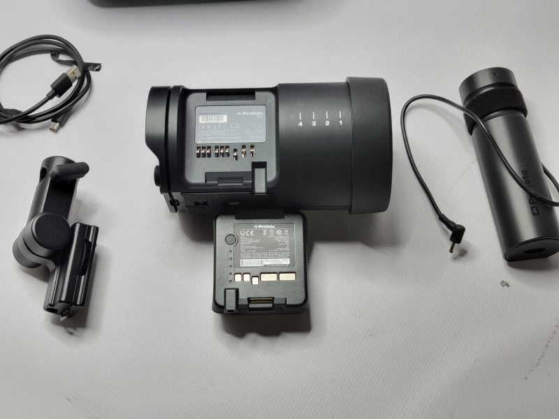 Profoto B10  AirTTL Flash Head light with Case, Read _