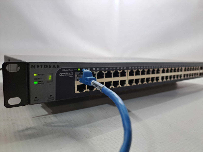 Netgear ProSafe GS752TXS 52-Port Gigabit Stackable Smart Switch )