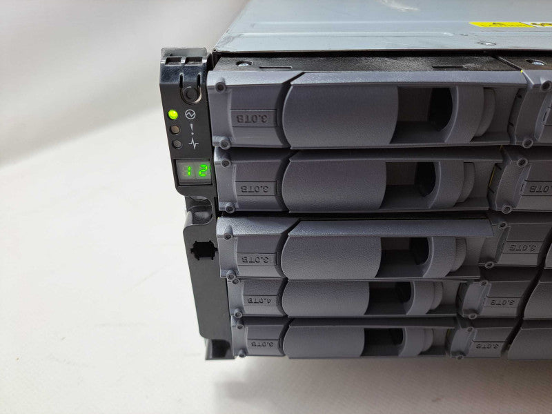 Netapp DS4246 24 Bay Disk Array NAJ-0801 - 2 x IOM6 Controllers - 2 x PSU\\'s )