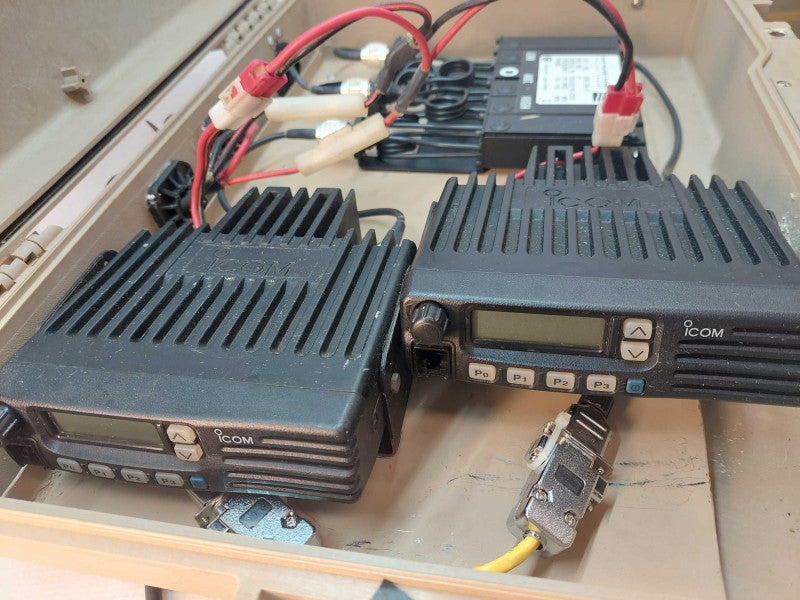 Seismic Case + 2 x Icom IC-F121
