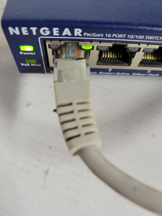NETGEAR ProSafe FS116 10/100 Desktop POE Switch - 16 ports - 8 POE ports !