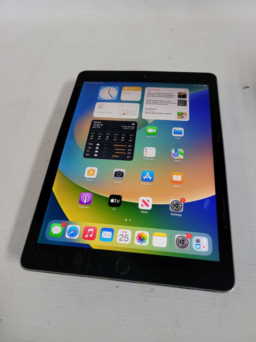 Apple iPad Pro 9.7\\" 32GB (A1673) - READ