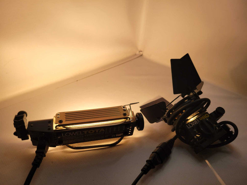 Lowel OMNI/Tota Lighting Kit W/ 3x Lights, 3x Tripod, 2x Umbrella, Soft Case. _