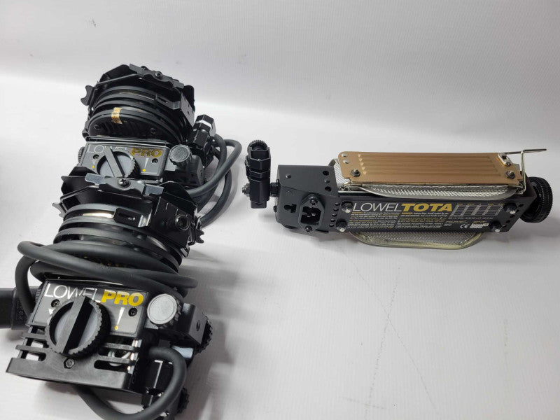 Lowel OMNI/Tota Lighting Kit W/ 3x Lights, 3x Tripod, 2x Umbrella, Soft Case. _