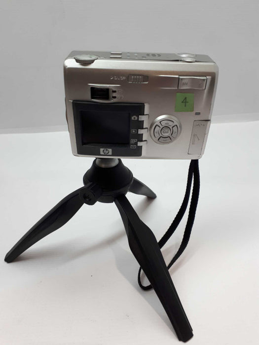 Hewlett Packard PhotoSmart 935 5.3MP 21x Zoom Digital Camera Q2214A Silver &