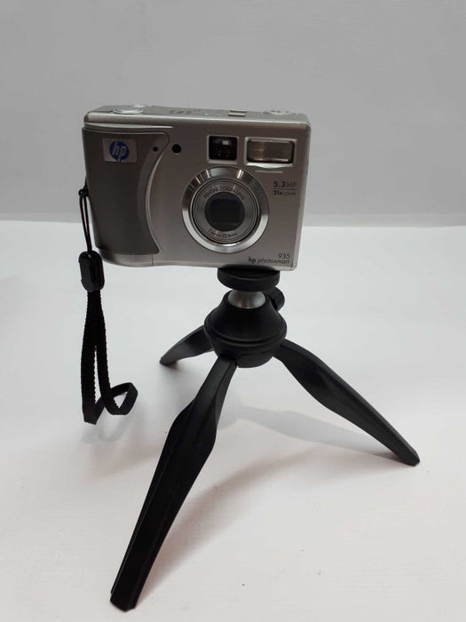Hewlett Packard PhotoSmart 935 5.3MP 21x Zoom Digital Camera Q2214A Silver &