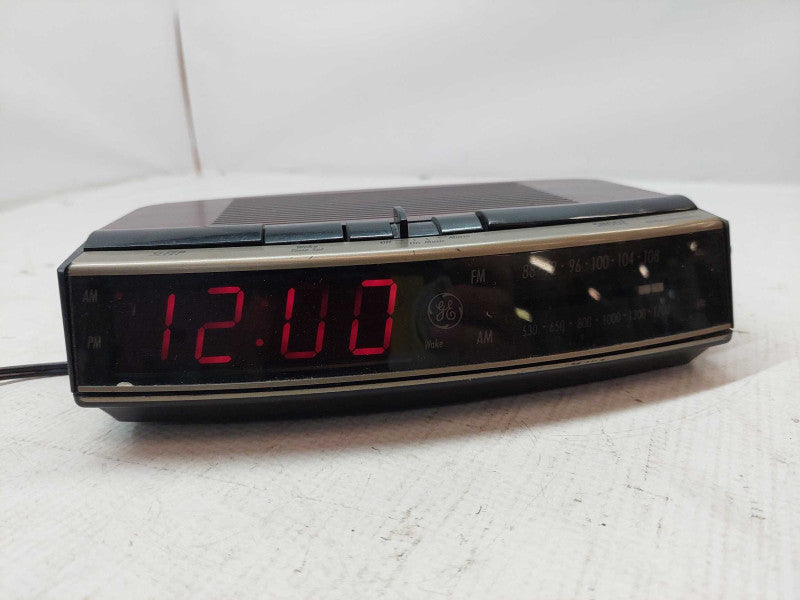 Vintage General Electric Digital Alarm Clock Model: 7-4619A