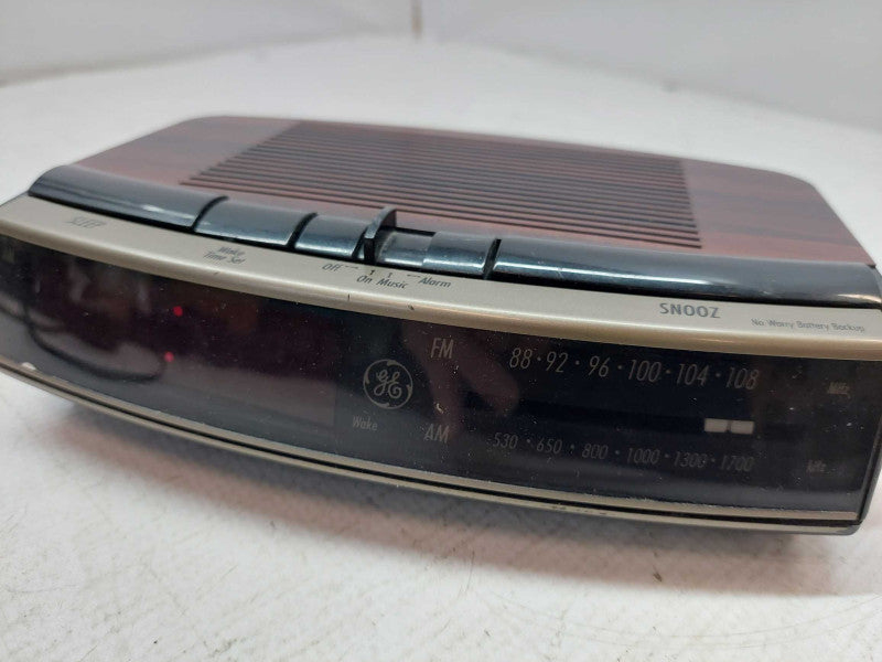 Vintage General Electric Digital Alarm Clock Model: 7-4619A