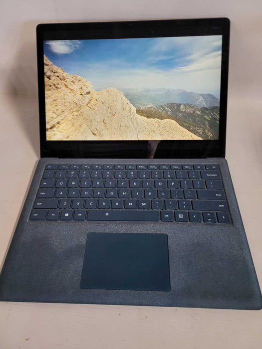 Microsoft Surface Laptop - i5-7200U, 8GB RAM, 256GB SSD - READ