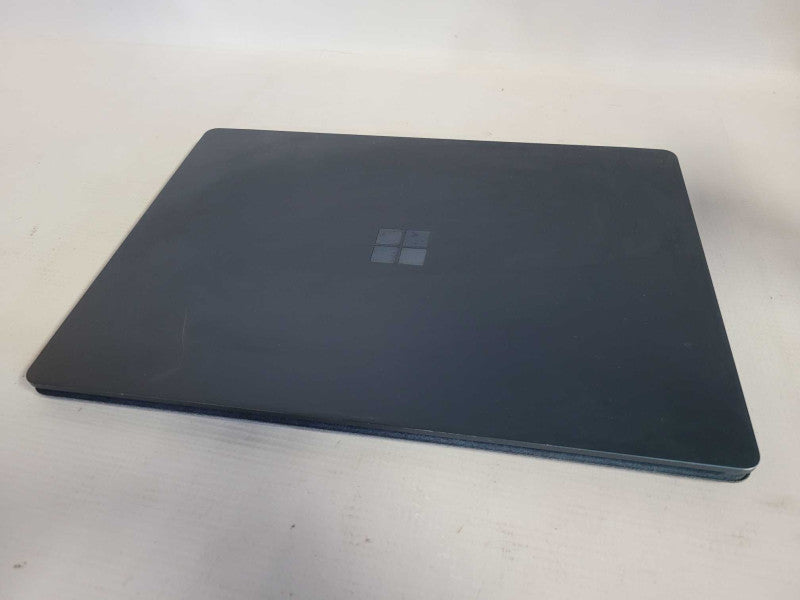 Microsoft Surface Laptop - i5-7200U, 8GB RAM, 256GB SSD - READ