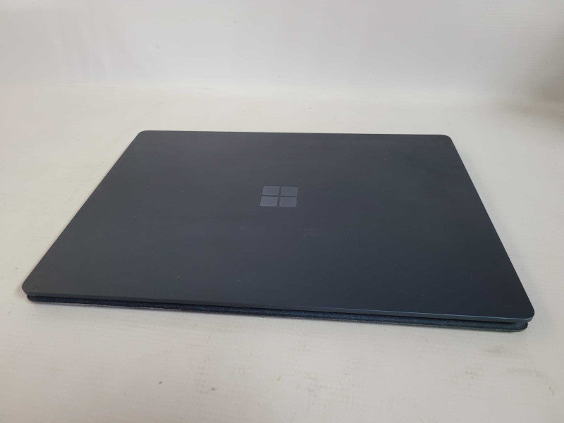 Microsoft Surface Laptop (1769) - i5-7200U, 8GB RAM, 256GB SSD - READ