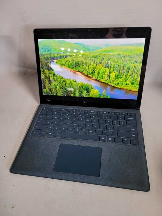 Microsoft Surface Laptop (1769) - i5-7200U, 8GB RAM, 256GB SSD - READ