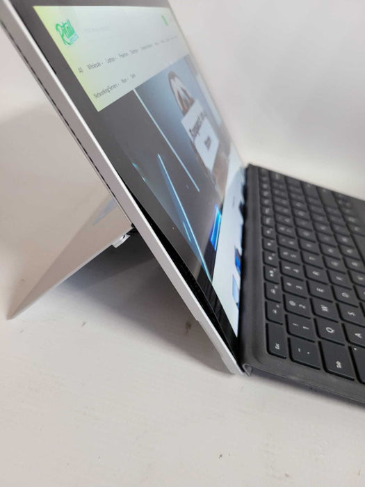 Microsoft Surface Pro 4 - i5-6300U, 8GB RAM, 256GB SSD - READ