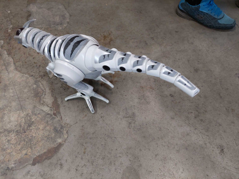 2005 Wowwee Robotic Dinosaur Toy with Remote