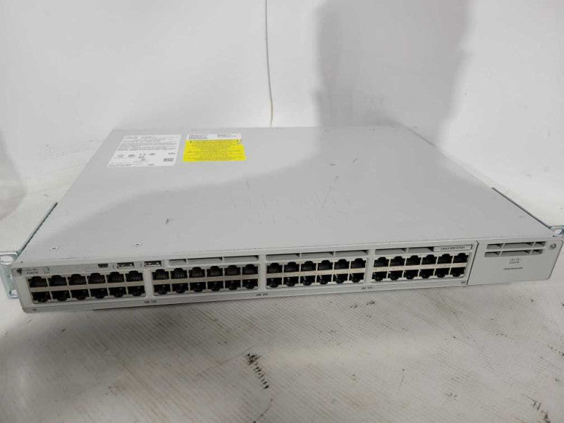 Cisco Catalyst 9200 48-port PoE+ Network Essentials Switch C9200-48P-E !