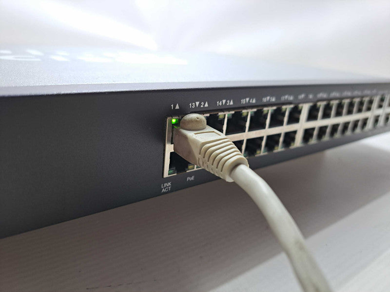 Cisco SG300-28P 28-Port Gigabit PoE Managed Switch )