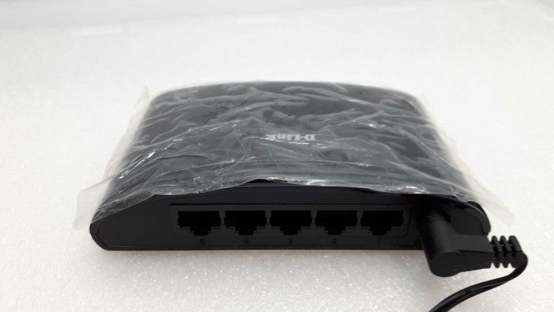 D-Link DES-1005E 5-Port Fast Ethernet 10/100 Desktop Switch  &