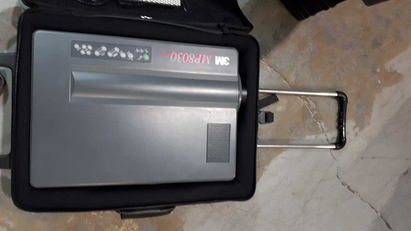 3M MP 8030 MULTIMEDIAL LCD PROJECTOR with carrying case &