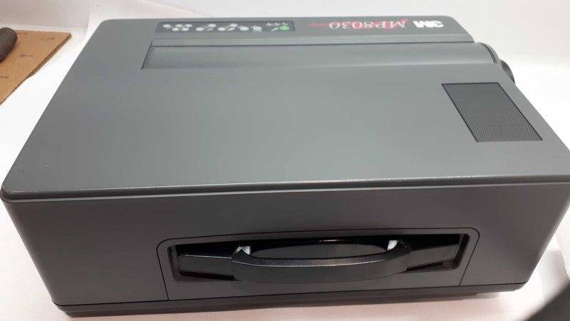 3M MP 8030 MULTIMEDIAL LCD PROJECTOR with carrying case &