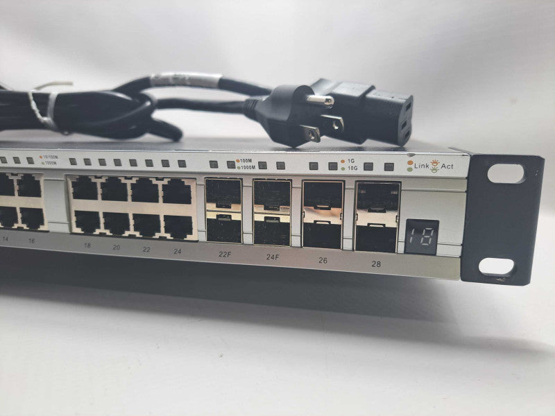 D-Link xStack DGS-3620-28TC 20 Port Gigabit 4 Port Gig SFP + 4 Port 10G SFP+ )