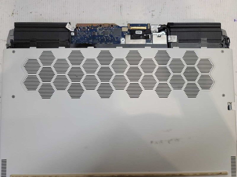 Alienware M15 R2 i7-9750H, 16GB DDR4, 4GB RTX 2070, 512GB m.2 **BROKEN CASE Î²