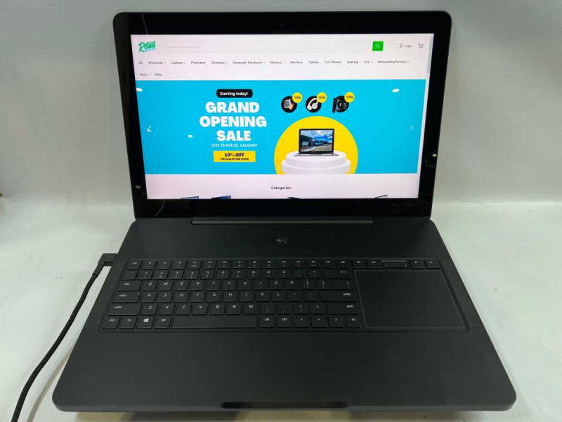Razer Blade Pro RZ09-01663E53-R3U1 17.3\\" 4K/UHD GTX 1080 8 GB VRAM i7-7820HK 32 GB Memory 2x 512GB NVMe SSD READ !