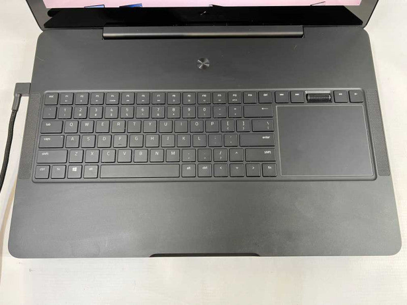 Razer Blade Pro RZ09-01663E53-R3U1 17.3\\" 4K/UHD GTX 1080 8 GB VRAM i7-7820HK 32 GB Memory 2x 512GB NVMe SSD READ !